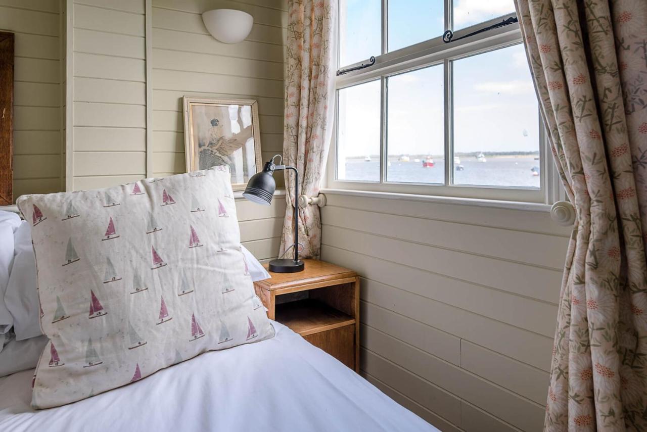 The Boathouse In Felixstowe Ferry - Stunning Waterfront Property Eksteriør billede